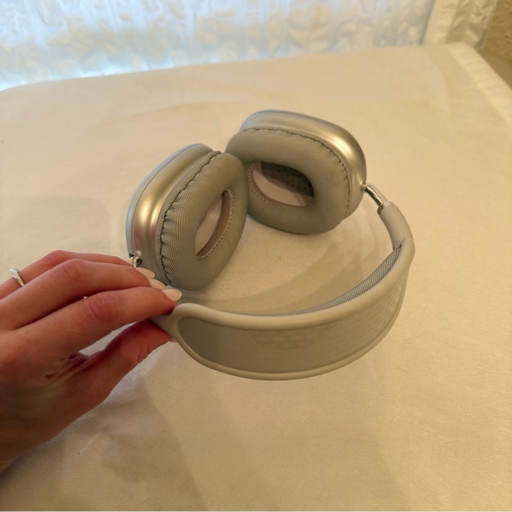 New without tags never used Sleek Over-Ear Headphones in Silver and White - Picture 3 of 9